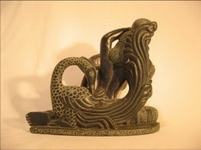 sculpture femme paon pierre noire inde