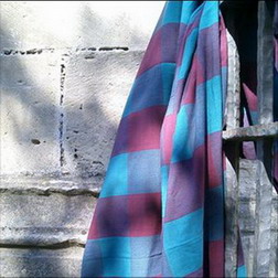 so chic ligne de nappes en madras turquoise et lie de vin avec leurs serviettes turquoise ou lie de vin