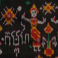  etole soie ikat tissee main multicolore sur fond noir bordure rouge cambodge