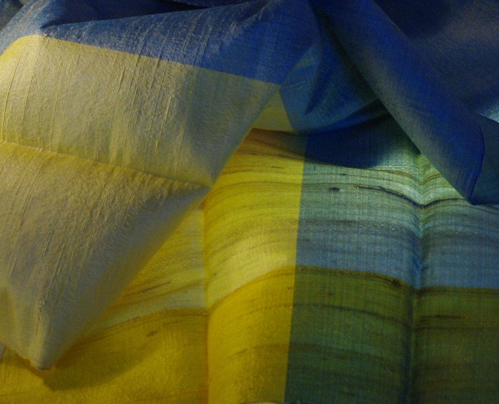 etole soie sauvage tissee main effet chatoyant bleu pastel jaune pastel cambodge