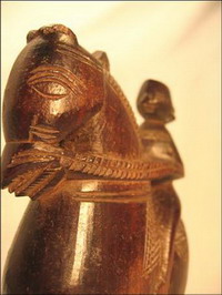 figurine poupee bois cavalier antiquite inde detail