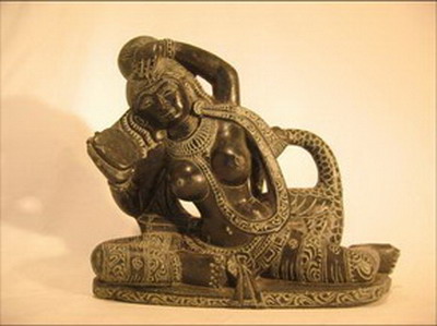 sculpture de femme assise avec paon en pierre noire inde