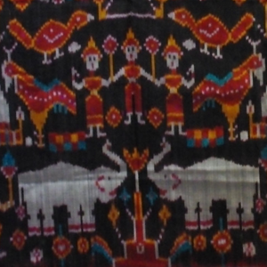  etole soie ikat tissee main multicolore sur fond noir bordure rouge cambodge