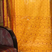 Vers les rideaux de l’ Inde : Le sari est le vêtement traditionnel de la femme indienne, grande pièce de tissu de presque 6 mètres de long. Le palu en est le pan orné, royalement jeté par-dessus l’épaule gauche. Devant nos fenêtres, ils font de sublimes rideaux…De nombreuses techniques sont employées pour ces subtils tissages, qui se combinent parfois dans une même pièce : jamdani, cette technique permet de créer les motifs en ajoutant des fils de trame en appoint, qui n’apparaissent qu’aux endroits prévus pour ces motifs : le dessin ainsi obtenu paraît brodé, les fils coupés sont visibles sur l’envers. Saris brochés du Tamil Nadu : Le broché est une tradition des saris de Madurai, dans le Tamil Nadu. Au pays des Chettyars (Chettinadu), dans le Tamil Nadu, le sari le plus répandu est en coton à carreaux et bordure brochée de soie dorée. Parfois, en coton mélangé de soie, teint selon la technique de l’ikat. Au Kérala, ce sont les gazes de coton naturel les plus fines de l’Inde, (avec celles du Bengale), blanc et or, merveilleuses pour nos robes de mariée...
