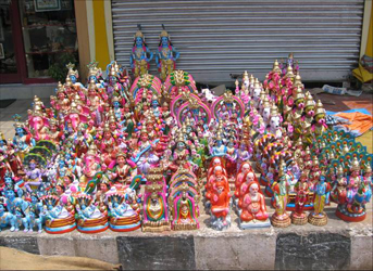 Etal sur un trottoir du sud de l'Inde. Ces figurines populaires en terre cuite moulée représentent les dieux ou des personnages de la vie de tous les jours. C’est une tradition du Tamil Nadu depuis au moins le 19ème, comparable à celle de nos « santibelli » (installés à la même époque sur les buffets et les cheminées de tous les intérieurs provençaux). On en fabrique aujourd’hui encore, le plus souvent en plâtre!