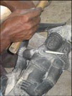 sculpteur dans un atelier de Mahabalipuram en Inde