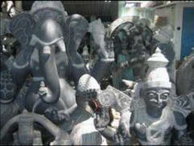 sculptures en pierre noire amoncelées dans un atelier de Mahabalipuram en Inde