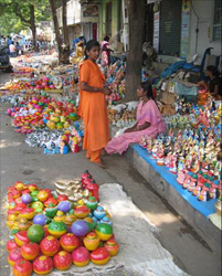 Etal sur un trottoir du sud de l'Inde. Ces figurines populaires en terre cuite moulée représentent les dieux ou des personnages de la vie de tous les jours. C’est une tradition du Tamil Nadu depuis au moins le 19ème, comparable à celle de nos « santibelli » (installés à la même époque sur les buffets et les cheminées de tous les intérieurs provençaux). On en fabrique aujourd’hui encore, le plus souvent en plâtre!