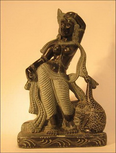 sculpture de femme debout avec paon en pierre noire inde