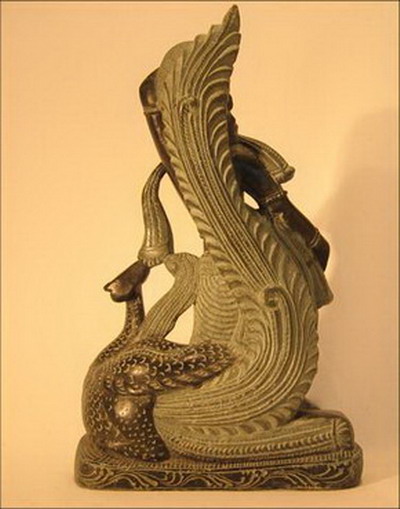 sculpture de femme debout de dos avec paon en pierre noire inde