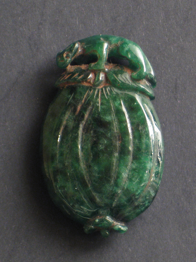 sculpture jade vert emeraude antiquite bijou panthere sur grenade chine