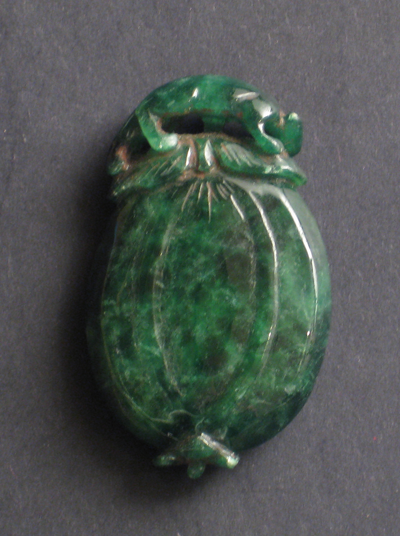 sculpture jade vert emeraude antiquite bijou panthere sur grenade chine