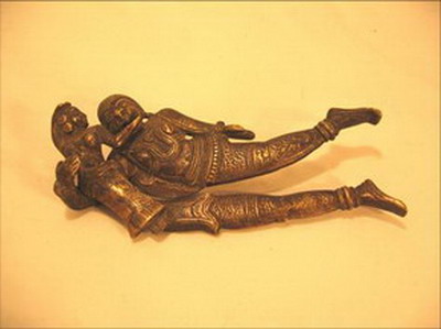 betel ciseaux noix arec forme d homme enlaçant une femme bronze inde