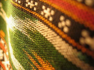 nappe couvre lit ikat detail noir rouge vert tisse main inde