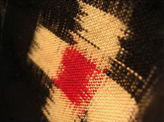nappe couvre lit ikat detail noir rouge blanc tisse main inde