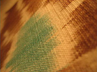 nappe couvre lit ikat detail marron bleu vert tisse main inde