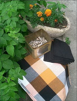 so chic ligne de nappes en madras noir blanc orange avec leurs serviettes noires