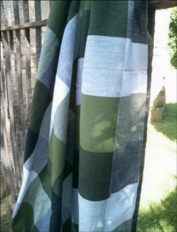 so chic ligne de nappes en madras noir blanc vert avec leurs serviettes noires et vertes