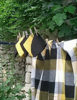 so chic ligne de nappes en madras noir blanc jaune avec leurs serviettes noires et jaunes