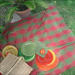 so chic ligne de nappes en madras rouge et vert avec leurs serviettes vertes