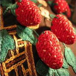 coussin ancien noir brode decor panier de fraises en pompons detail bulgarie