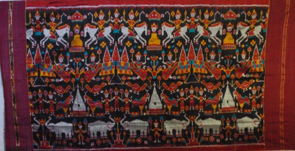 etole soie ikat tissee main multicolore sur fond noir bordure rouge cambodge